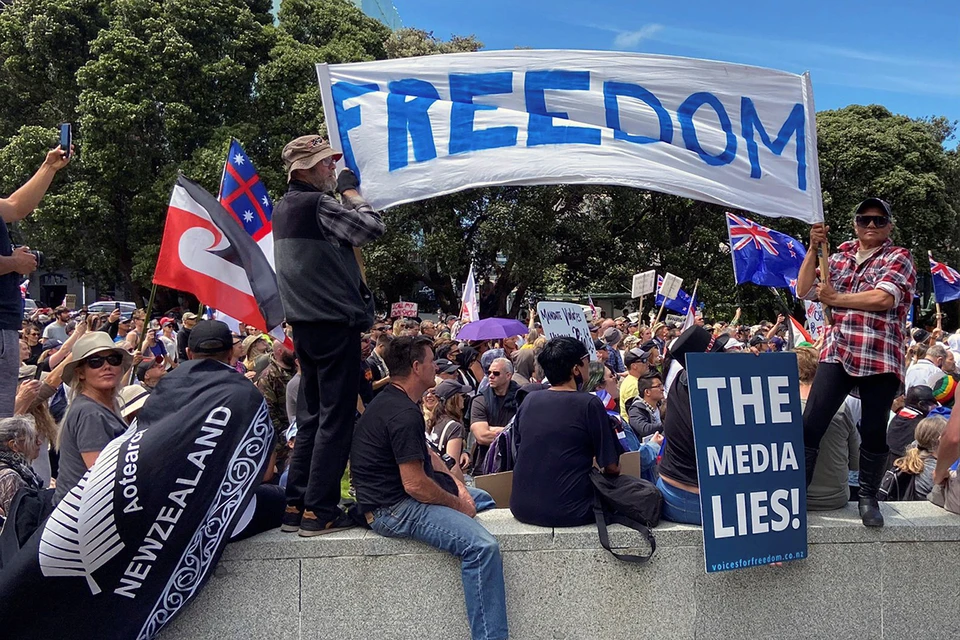 В столице Новой Зеландии проходят протесты против ограничений из-за коронавируса.