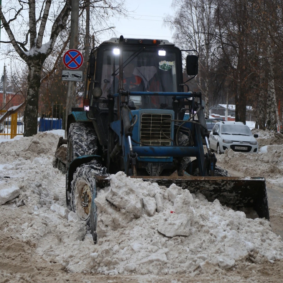 По словам градоначальника, снегоуборочная техника готова к выходу в город. Фото: Олег Бекмеметьев