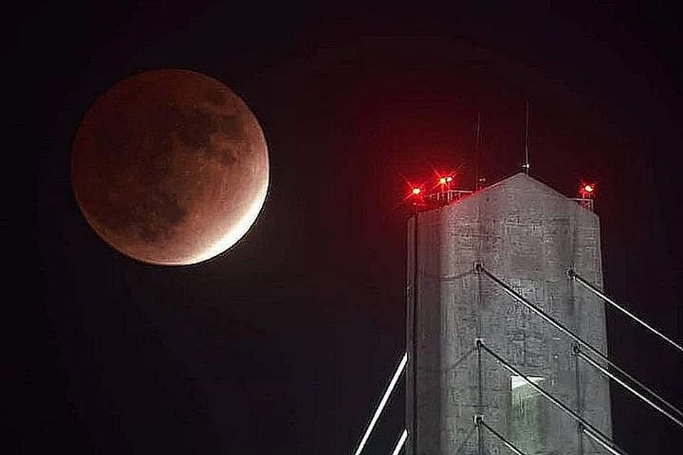 Лунное затмение Владивосток 2021. Фото: Фото: Илья ПАЛИЕНКО, instagram.com/kraizemli.ru.
