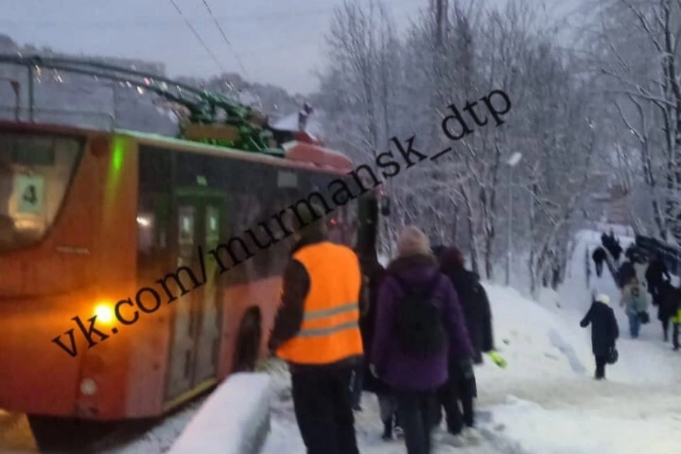 Непогода сильно мешает движению в городе. Фото: vk.com/murmansk_dtp
