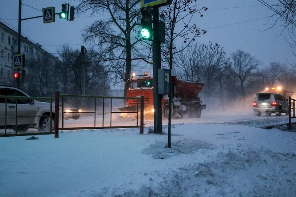 Спецтехника очищает дороги от снега