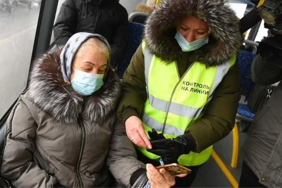 Пассажиров больших автобусов на наличие QR-кода проверяют прямо в салоне транспорта, в маленьких – при выходе из автобуса. Фото: nabchelny.ru