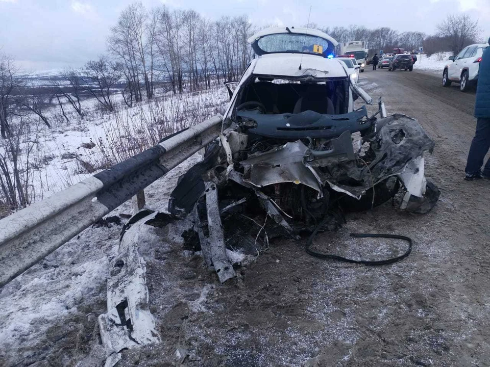 В Кузбассе автомобилистка устроила смертельное ДТП с грузовиком на трассе. Фото: ГИБДД Кузбасса.