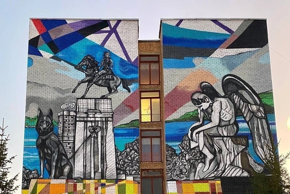 В Новосибирске на Серебренниковской открыли вторую часть граффити "Страницы исто