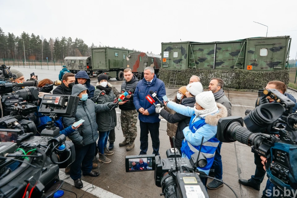 Коммунальщики Гродненского района наводят порядок на месте бывшего лагеря беженцев. Фото: Sb.by