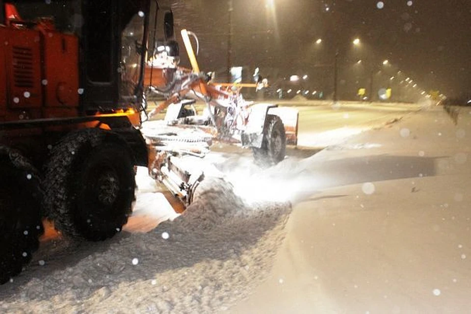 В работах по вывозу снега задействовали комбинированные дорожные машины