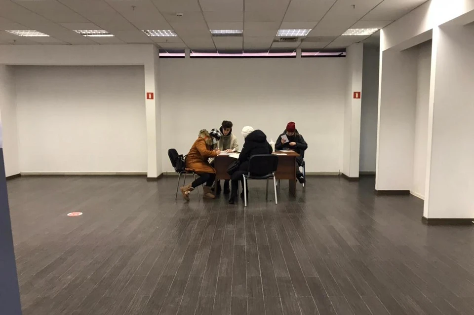 Людей очень мало, больше не видно длинных очередей