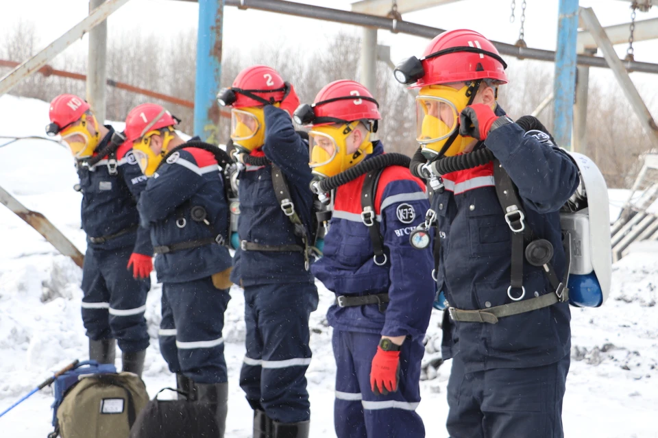 Спасатели вывели из задымленной шахты большую часть горняков / Фото: ГУ МЧС России по Кузбассу