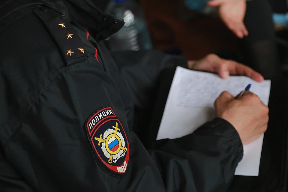 В Красноярске двух наркополицейских заподозрили во взятке в 300 тысяч рублей