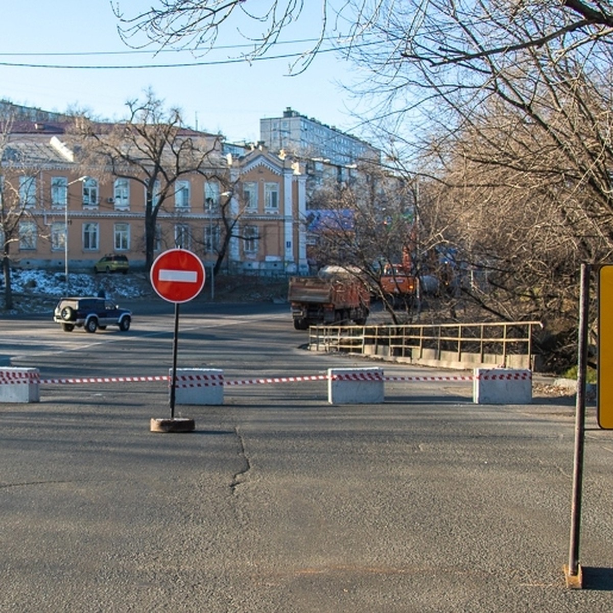 Во Владивостоке перекрыта часть дороги в районе улицы Борисенко, Чуркин  отрезан от города - KP.RU