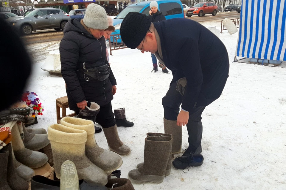 Господин Йорген Седерберг приценивается к валенкам. Фото: VK/Администрация Кашинского городского округа