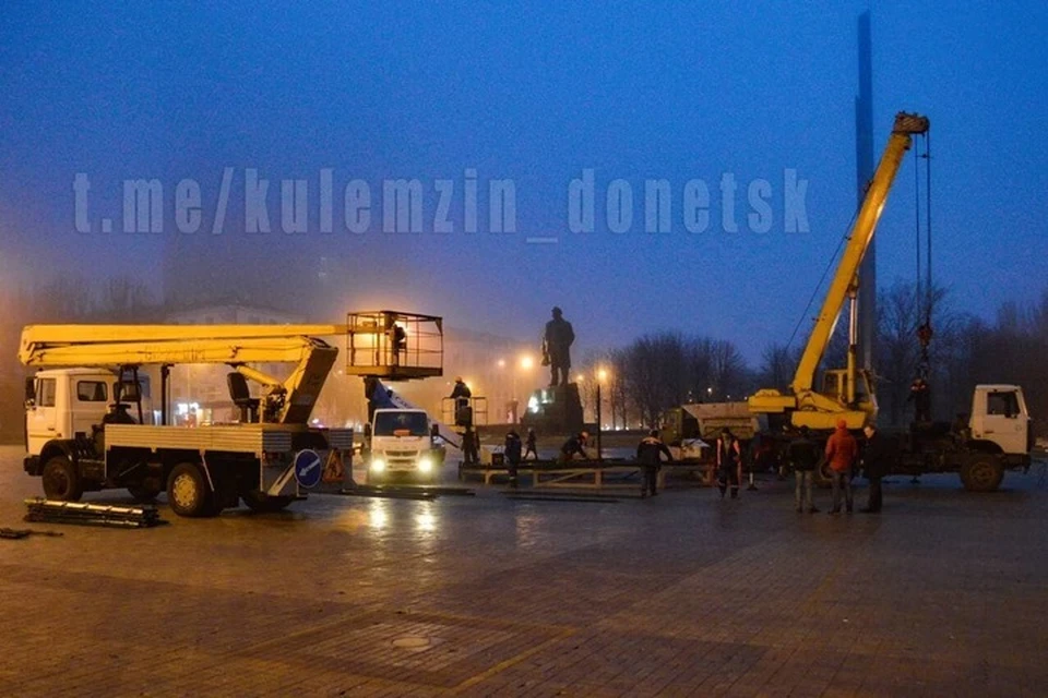 В Донецке начата установка главной новогодней елки Республики