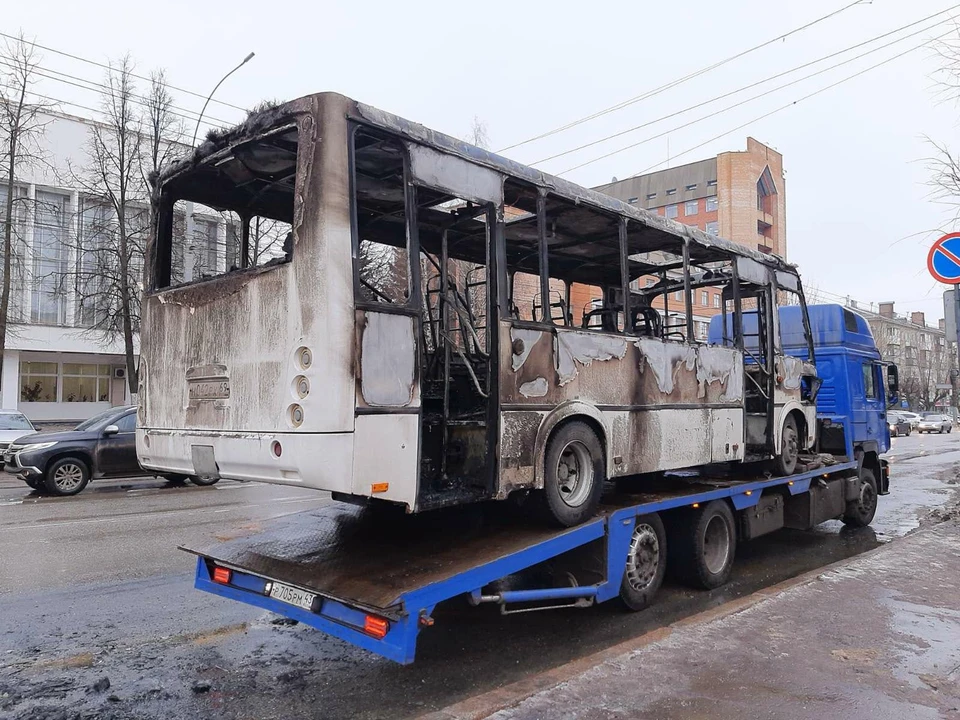 Автобус в результате происшествия сгорел дотла. Фото: Святослав Саламонов