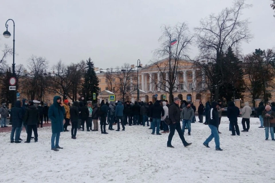 Метростроевцы пришли к Смольному из-за долгов по зарплате.