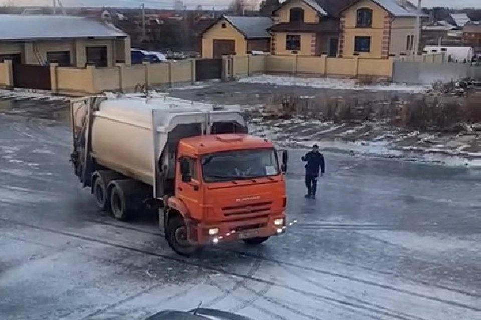 В Тобольске дрифтуна на мусоровозе уволили с работы.