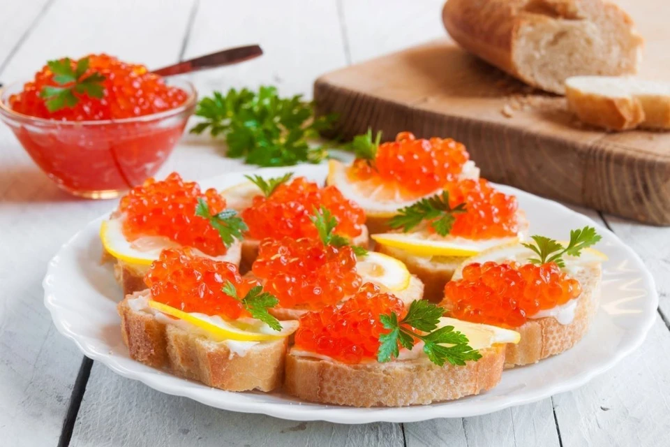 Бутерброды с икрой - это уже новогодняя традиция. Фото: goodfon.ru