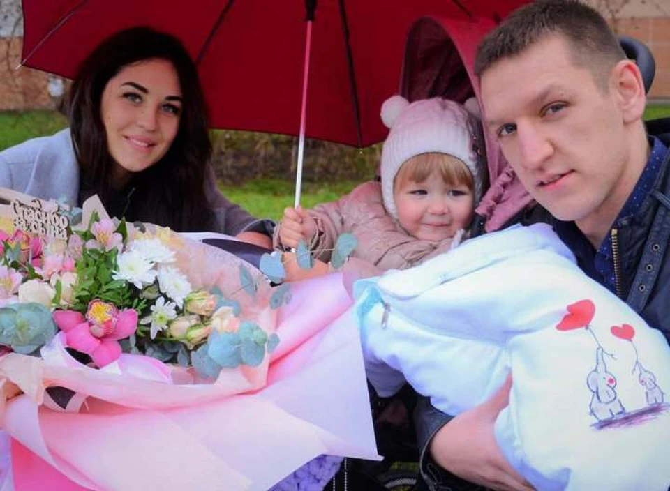 Теперь их четверо – мама Вика, папа Стас, Милана и совсем еще крохаСвятослав.