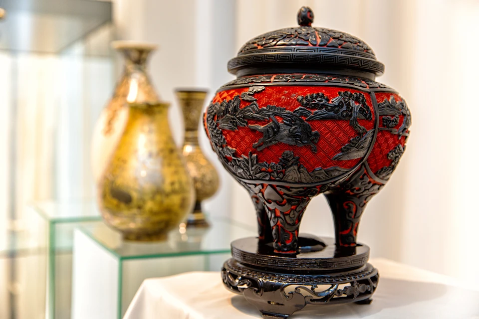 Большинство экспонатов представляют искусство Китая, Кореи и Японии. Фото: Сахалинский областной краеведческий музей