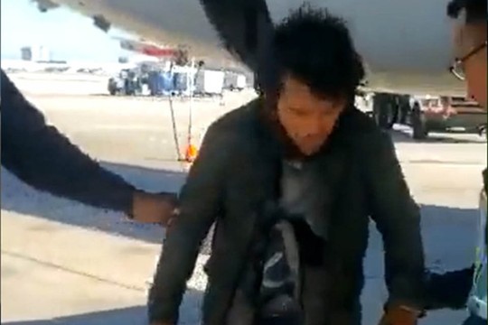 Молодой человек тайком проник на летное поле аэропорта Гватемала-Сити и, когда сотрудники наземных служб отвлеклись, пробрался в отсек, куда в полете убирают шасси.