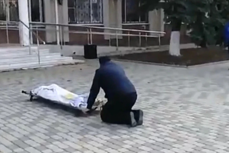 Получив отказ в морге, сотрудник ритуального агентства привез труп к городской администрации. фото: стоп-кадр из видео