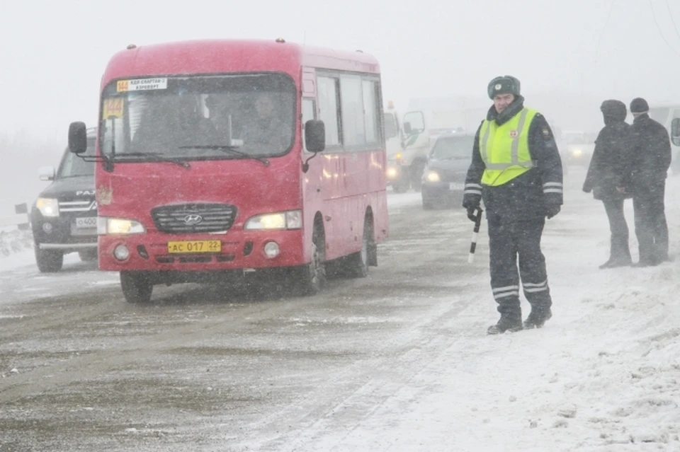 Жители помогали друг другу в скованном снегом Владивостоке