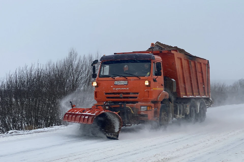 В регионе расчищают дороги от снега.