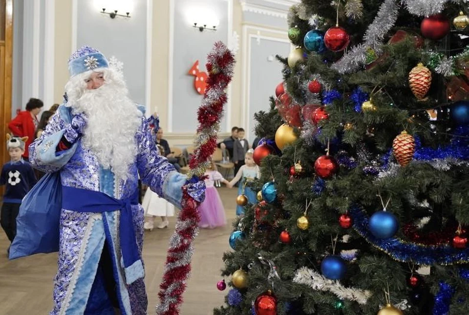 Новогодняя елка - долгожданный праздник для детей. Фото: media.kpfu.ru