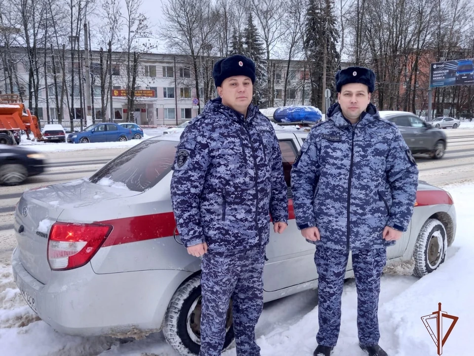 Росгвардейцы помогли мужчине на дороге в Твери Фото: Управление Росгвардии по Тверской области