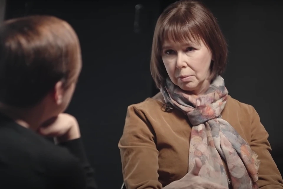 В подробном интервью ютуб-блогу «Скажи Гордеевой» Симонова приоткрыла завесу и рассказала, как справилась с раком, спала двадцать лет и летала в Германию за консультацией.