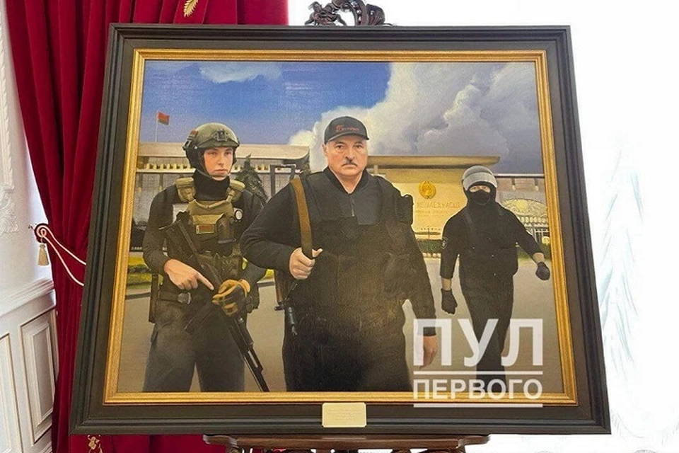 Позже во Дворце Независимости выставили картину, на которой Лукашенко с автоматом и сыном Николаем. Фото: телеграм-канал "Пул Первого"