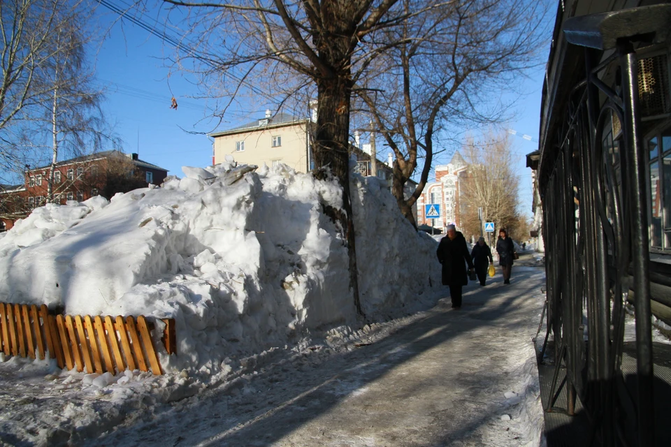 Жители пожаловались на скользкий проход.