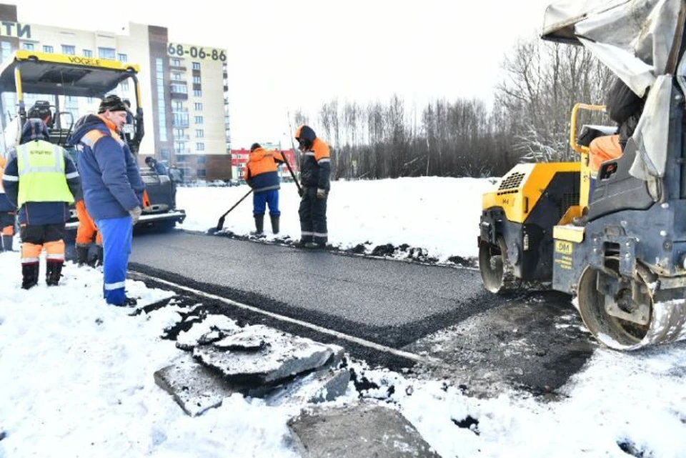 При выпуске асфальтобетонной смеси, уточнили в агентстве, использовали специальную добавку, которая допускает укладку асфальта при температуре до –10