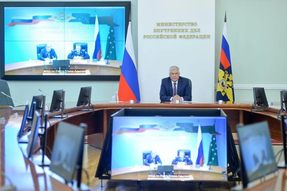 Министр внутренних дел России Владимир Колокольцев в режиме видеоконференцсвязи представил личному составу нового Министра внутренних дел по Республике Адыгея. Фото: мвд.рф
