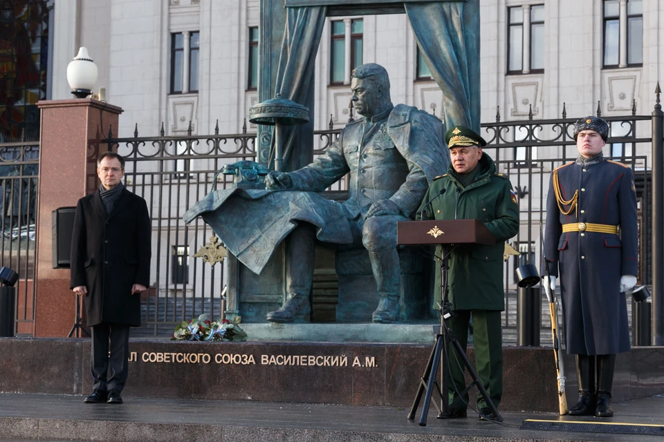 Шойгу открыл памятник совместно с помощником президента России, председателем Российского военно-исторического общества Владимиром Мединским