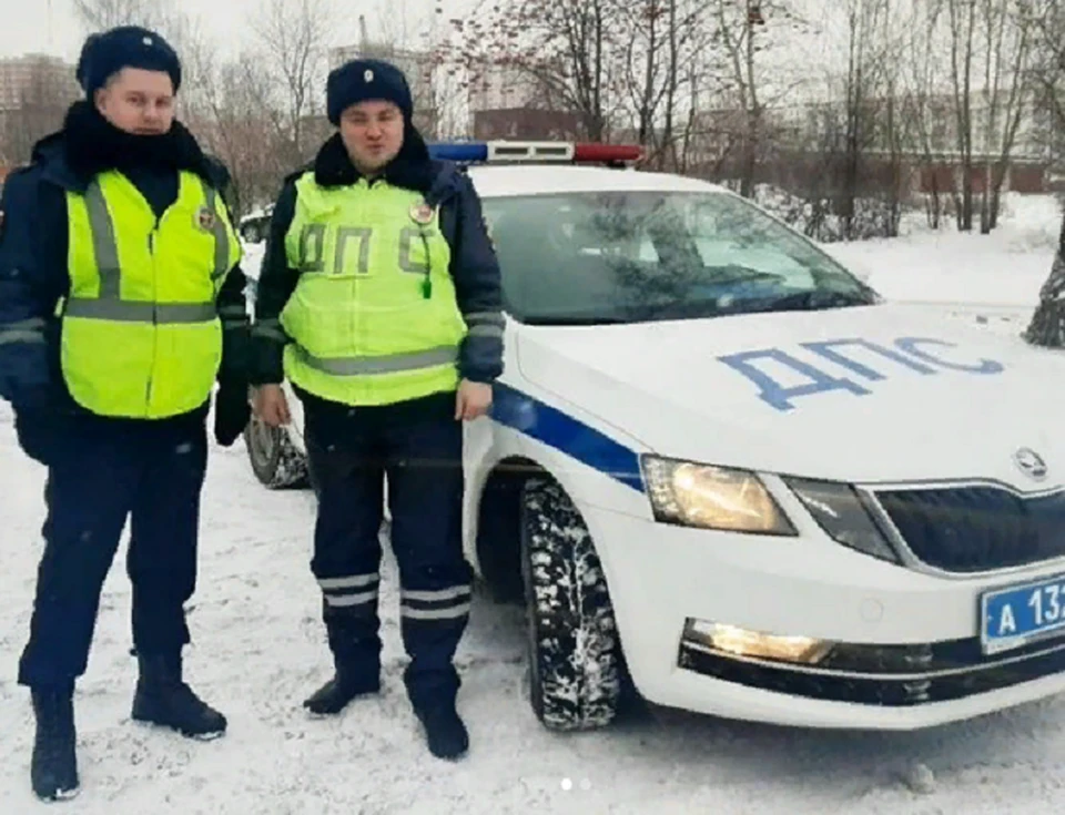 Инспекторы ДПС Алексей Галямшин и Эдуард Томилин отвезли ребенка в больницу. Фото: ГИБДД по городу Перми.
