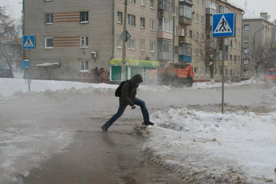 Пока Волгоград заливает дождем, в области идет снег.