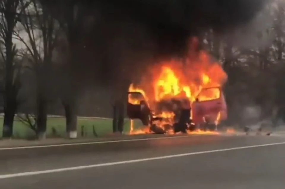 Пламя полностью охватило машину Фото: кадр из видео
