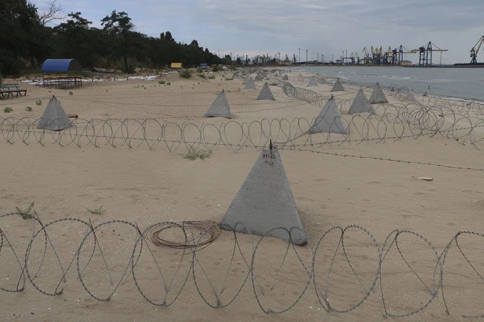 Вот так выглядит пляж в Мариуполе. По версии телеграм-канала "Военный обозреватель", таким образом его укрепили на случай агрессии со стороны России. Фото: "Военный обозреватель",