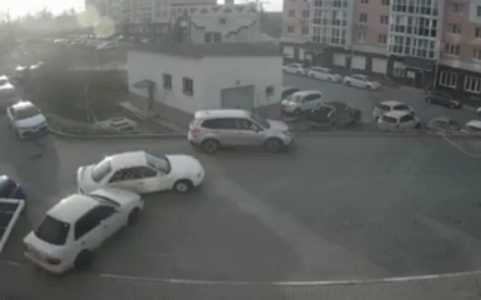 Подросток на автомобиле врезался в Toyota Corolla. Фото: принтскрин видео, пресс-служба УМВД Приморья