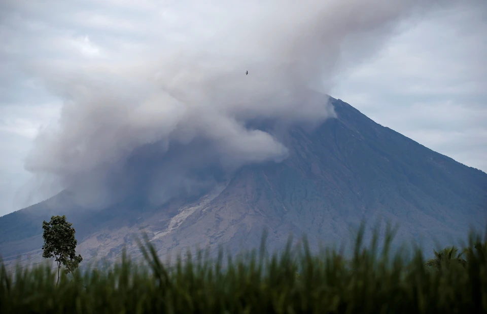 Сход раскаленных лавин и "вулканический дождь" привели к гибели людей в Индонезии