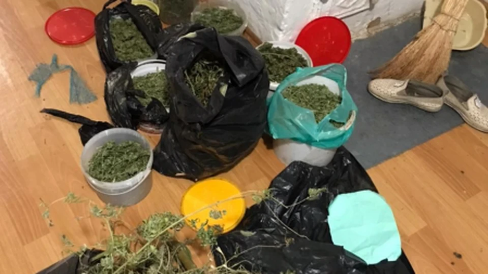 Сотрудниками полиции в ходе обыска было обнаружено и изъято 2 килограмма 385 граммов запрещённого вещества
