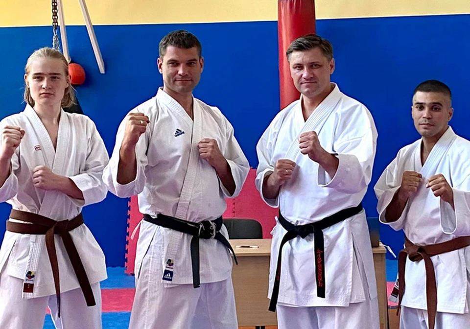 Богданов (второй справа) был не только спортсменом, но и работал тренером по каратэ, судьей. Фото: facebook