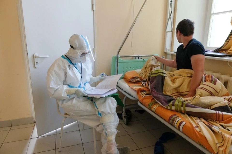 В Омске уменьшают количество мест в ковидных госпиталях.