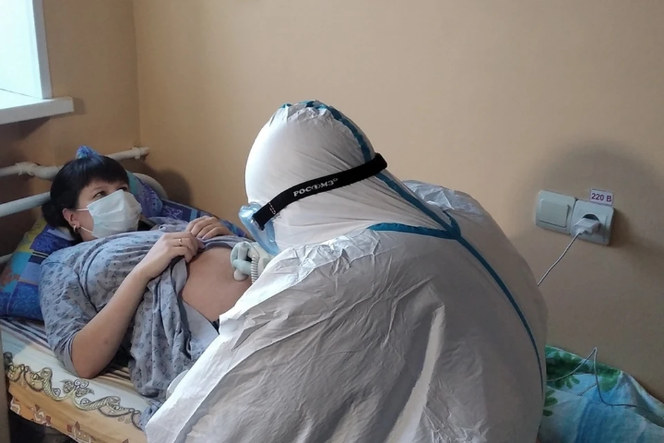 Акушер-гинеколог Максим Клейман проводит процедуру беременной пациентке
