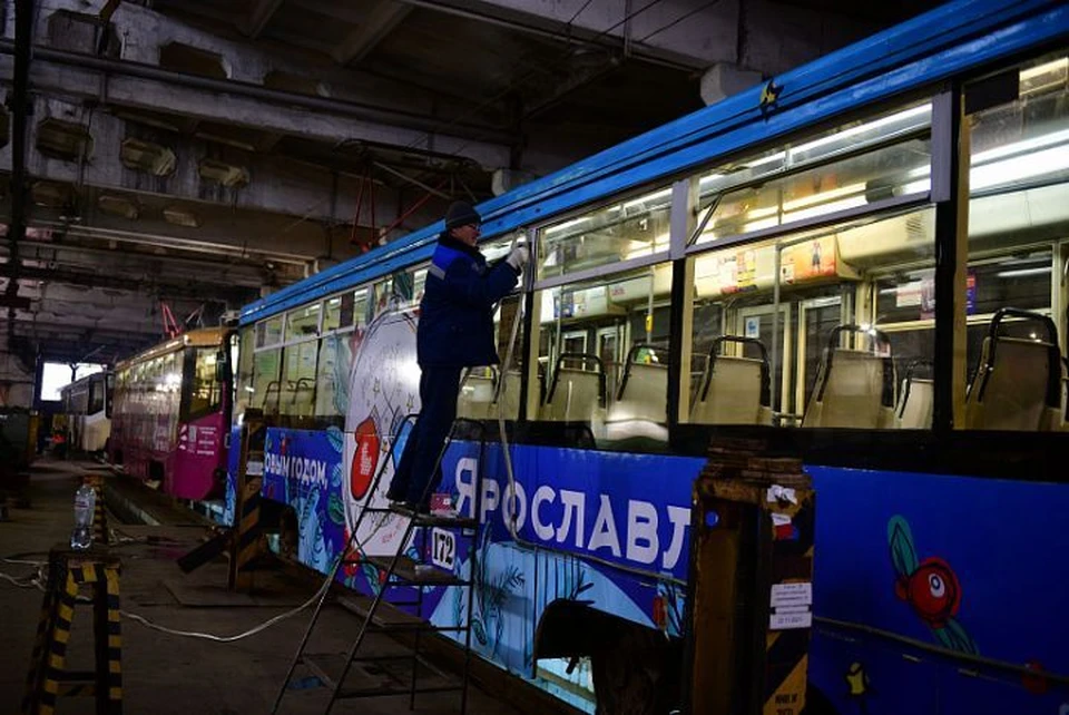 В Ярославле к Новому году начали украшать общественный транспорт