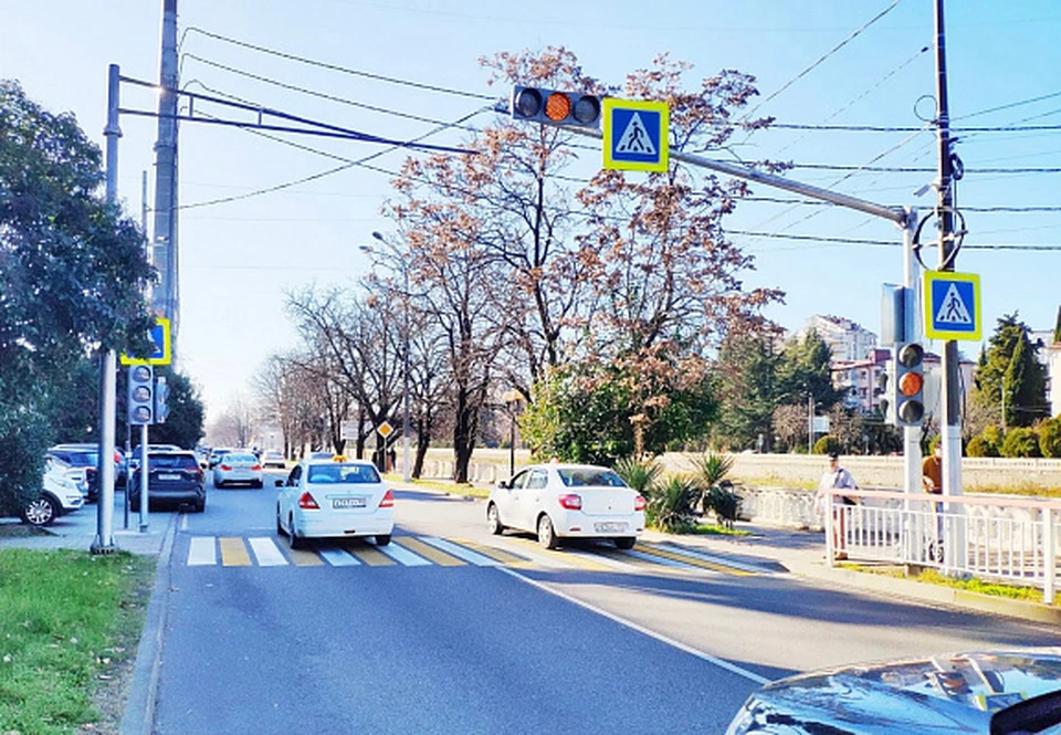 В Сочи в рамках нацпроекта «Безопасные качественные дороги» установили четыре адаптивных светофора. Фото: пресс-служба мэрии