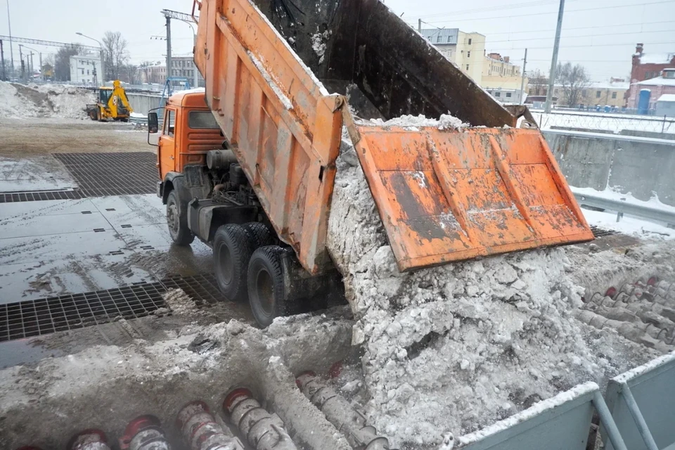 В Петербурге выделили 2 млн рублей на вывоз сугробов из районов города в 2022 году.