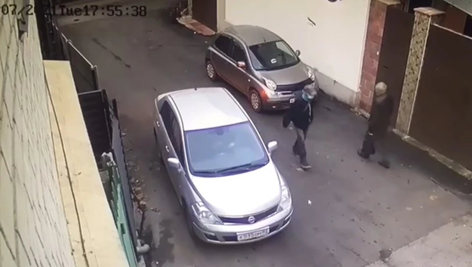 Сбив пожилого человека, водитель даже не поинтересовался, все ли с ним в порядке, и уехал. Фото: скриншот из видео