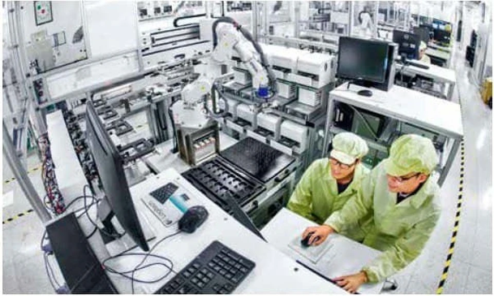 Высокотехнологичное производство, развитое в провинции Гуандун, позволило в последние годы совершить здесь экономический скачок. На снимке - автоматизированный производственный цех китайского производителя смартфонов OPPO.(фото CFP)