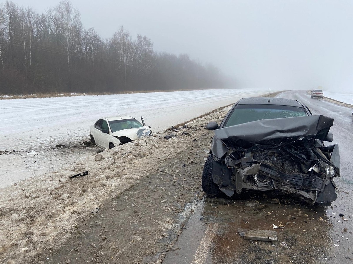 Три человека получили ранения в лобовой аварии на дороге под Орлом - KP.RU